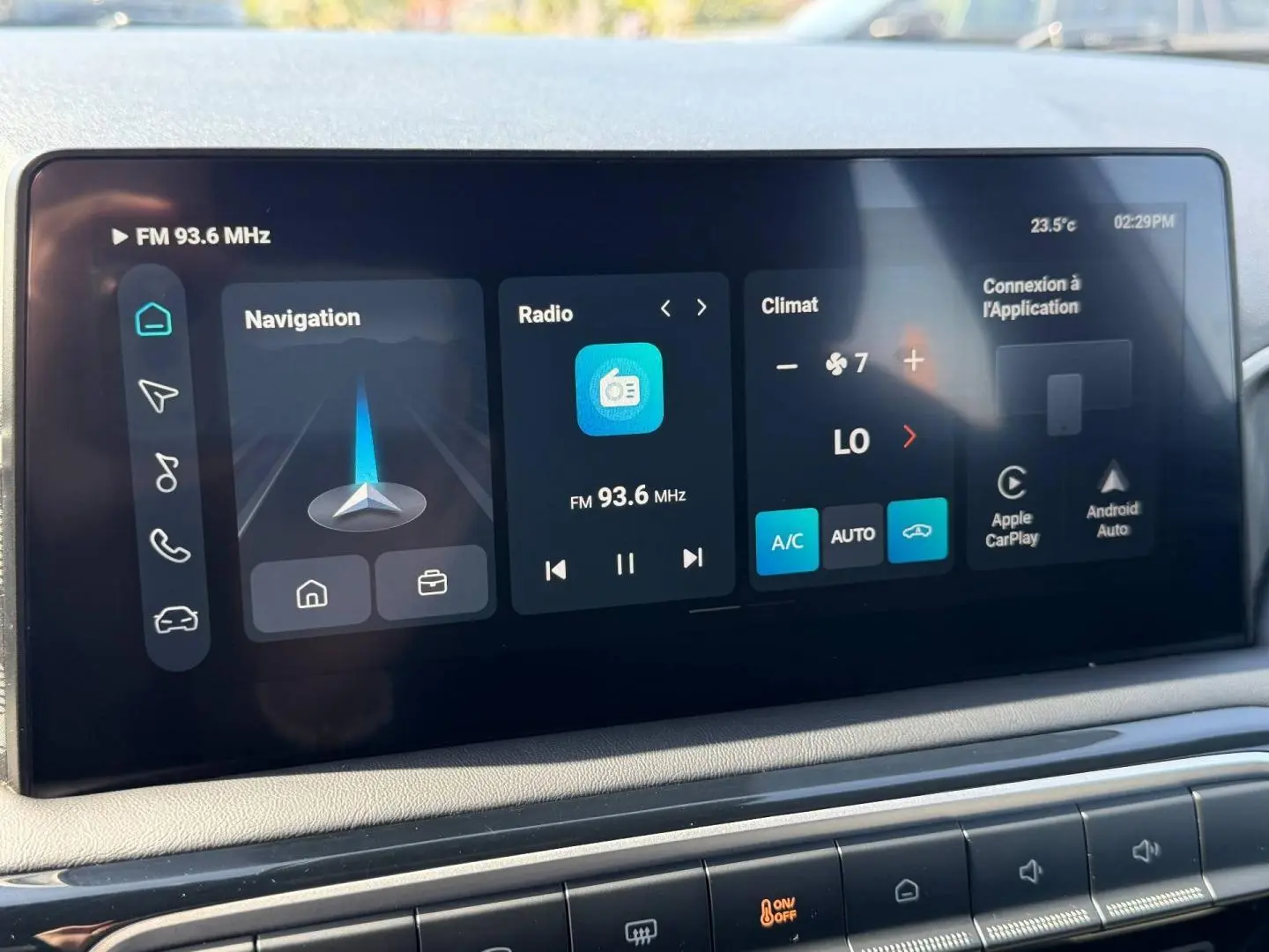 Écran tactile central du MG3 1.5 Hybrid+ 2025 affichant navigation, radio FM et réglages climatisation.