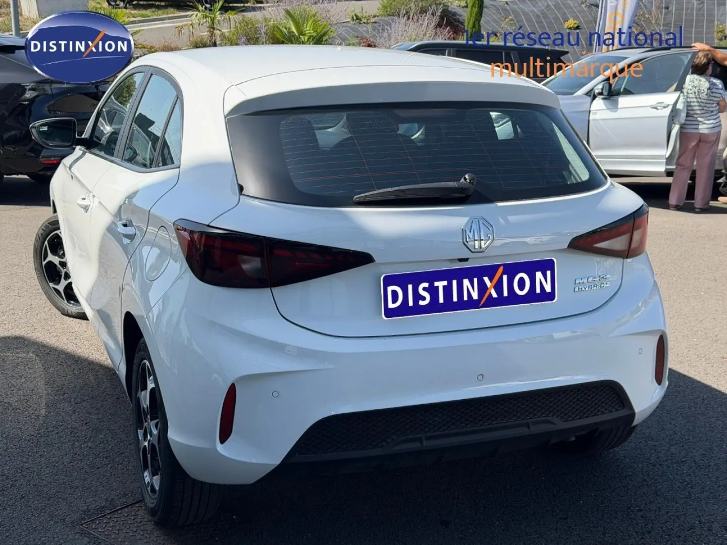 Vue 3/4 arrière droite d'une MG3 blanche 2025 avec feux arrière teintés et jantes alu noires.