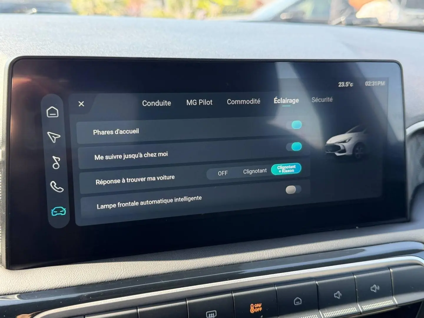 Écran tactile intérieur du MG3 2025 affichant les réglages d'éclairage avec une interface moderne et claire.