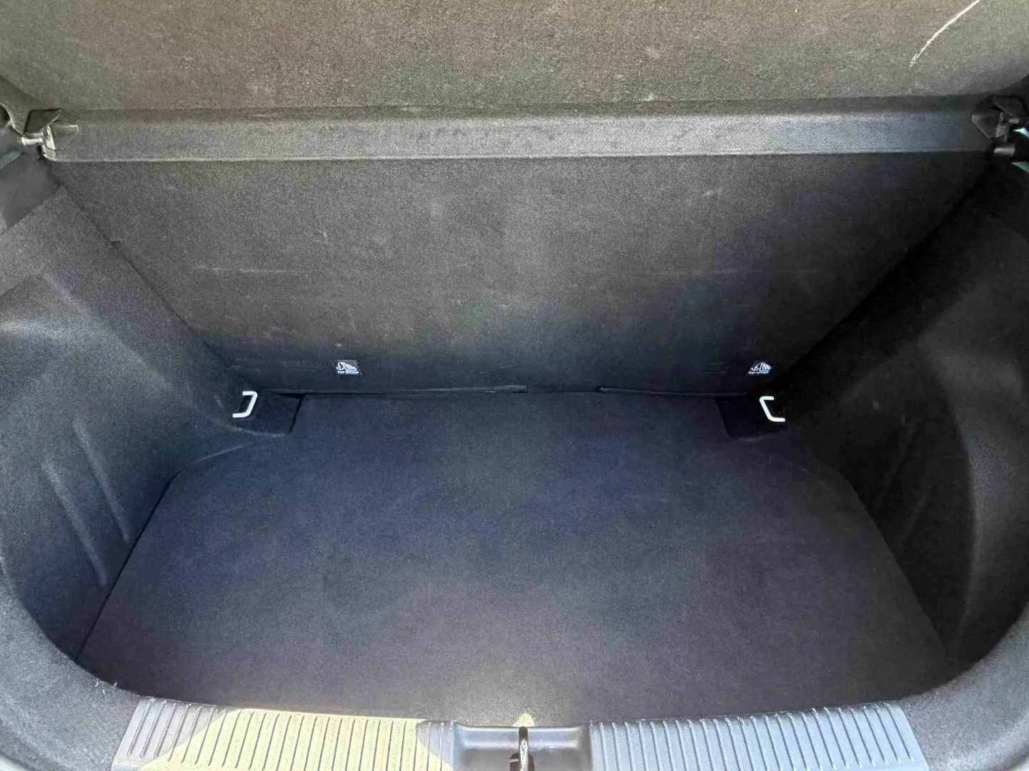 Coffre vide vu de face, intérieur noir avec revêtement tissu, de la MG3 1.5 Hybrid+ 195ch Comfort 2025.