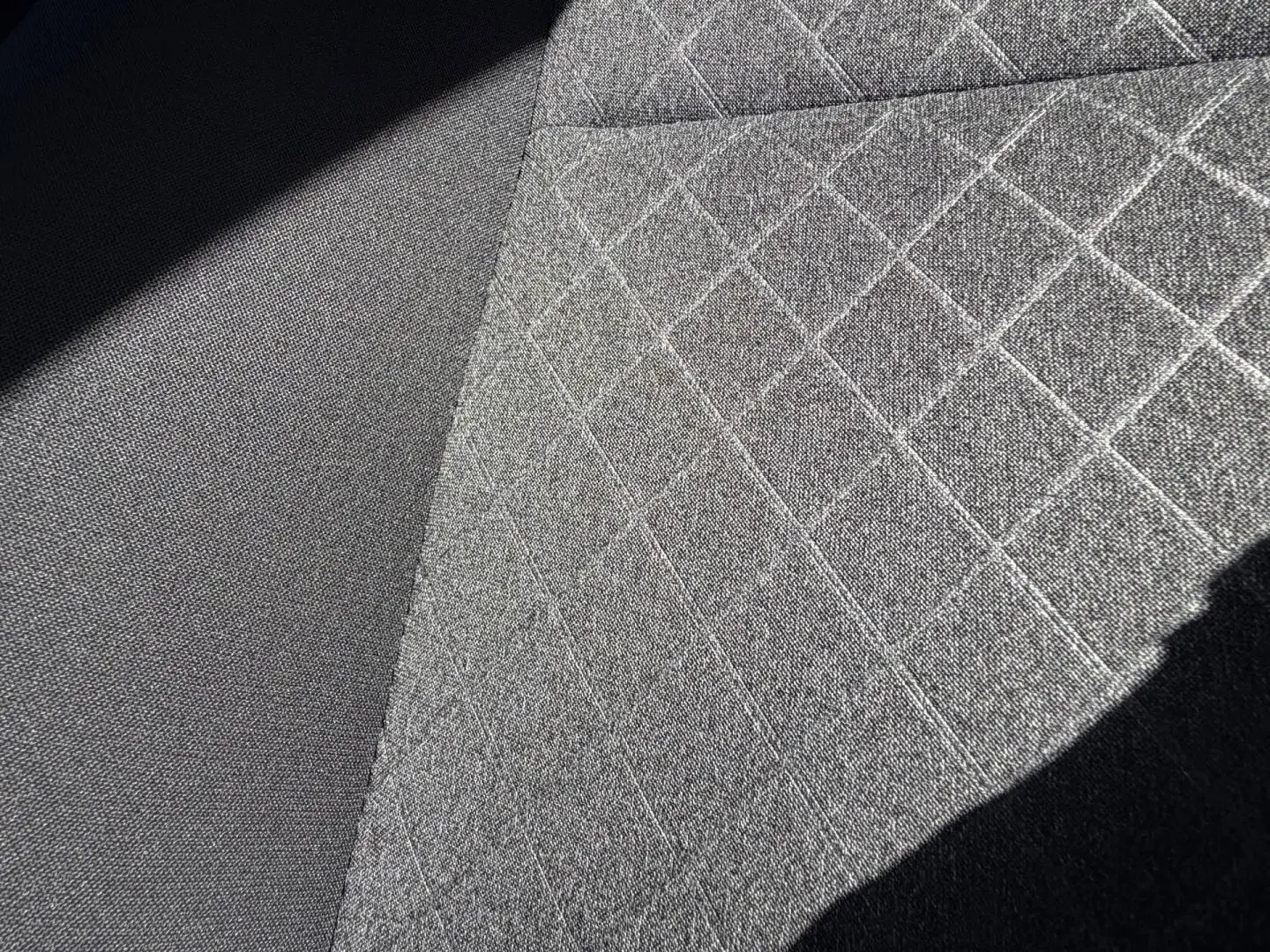 Détail du tissu noir à motif quadrillé du siège avant côté droit de la MG3 1.5 Hybrid+ 195ch Comfort 2025.
