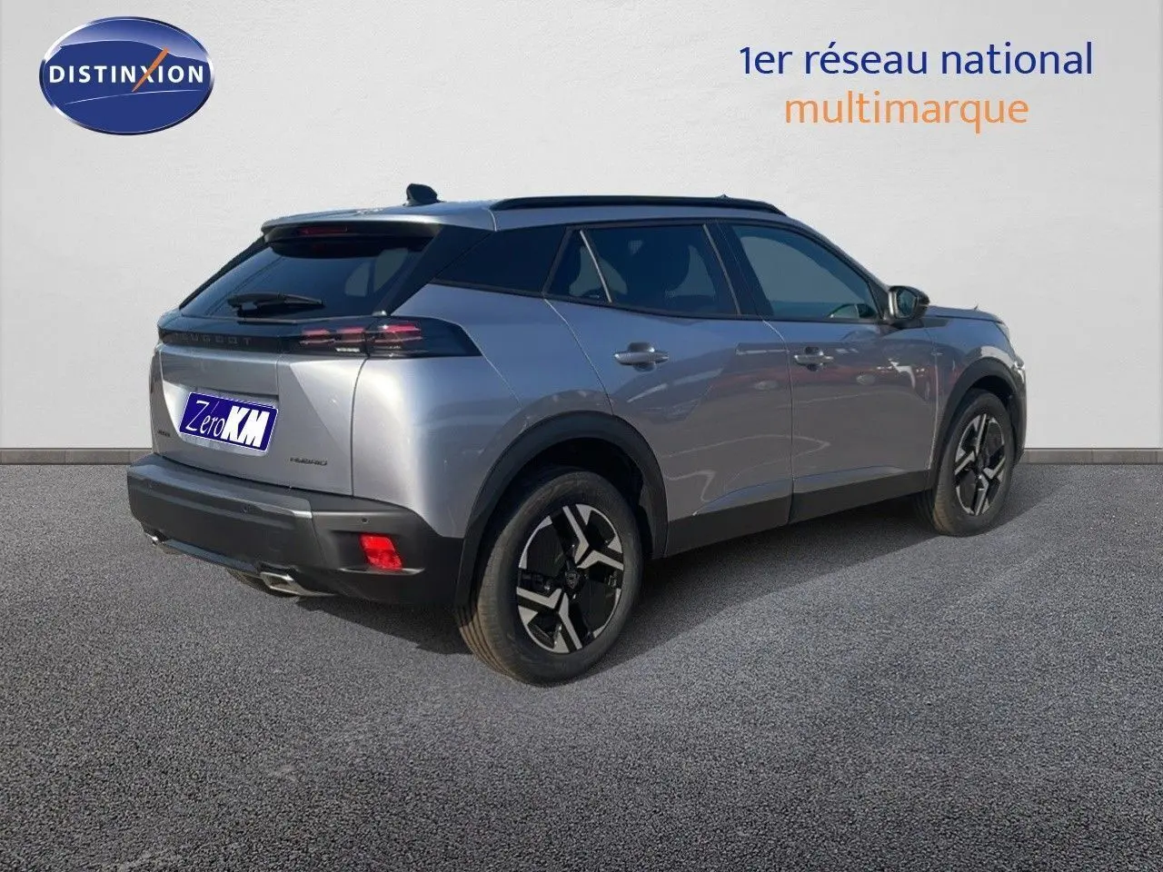 Peugeot 2008 Hybrid gris Artense en 3/4 arrière droit, avec jantes noires et toit noir contrasté.
