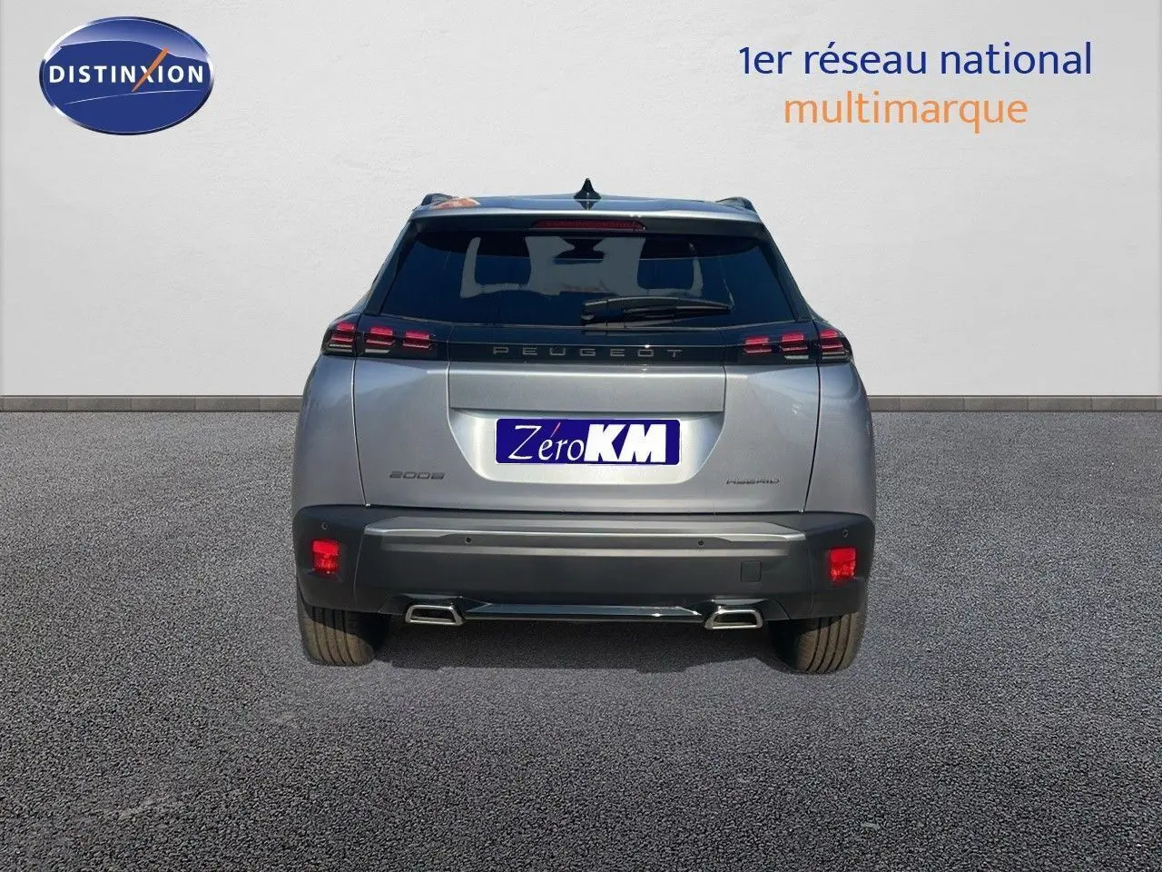 Vue arrière d'un Peugeot 2008 gris Artense Métal avec feux LED et double sortie d'échappement chromée.