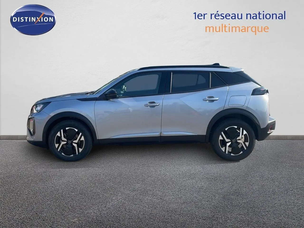 Peugeot 2008 Hybrid gris Artense métal vue de profil côté gauche, roues noires à jantes bicolores, silhouette compacte.