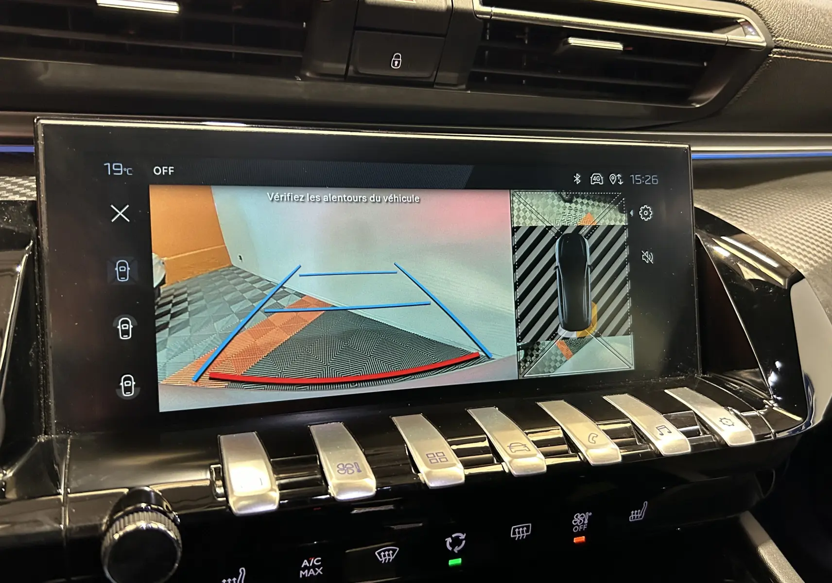 Écran central de la Peugeot 508 SW 2024 affichant la caméra 360° avec vue arrière et plan en survol du véhicule.