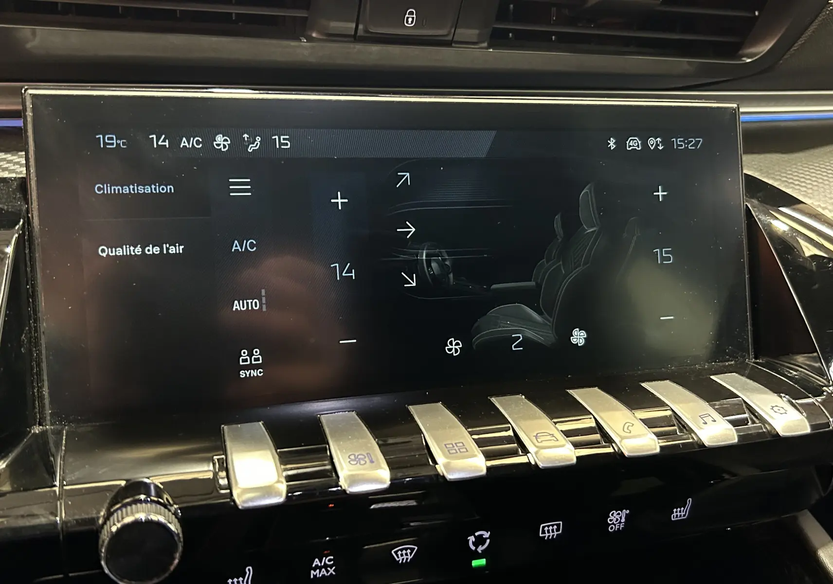 Écran tactile central de la Peugeot 508 SW 2024 affichant les réglages de climatisation et qualité de l'air intérieure.