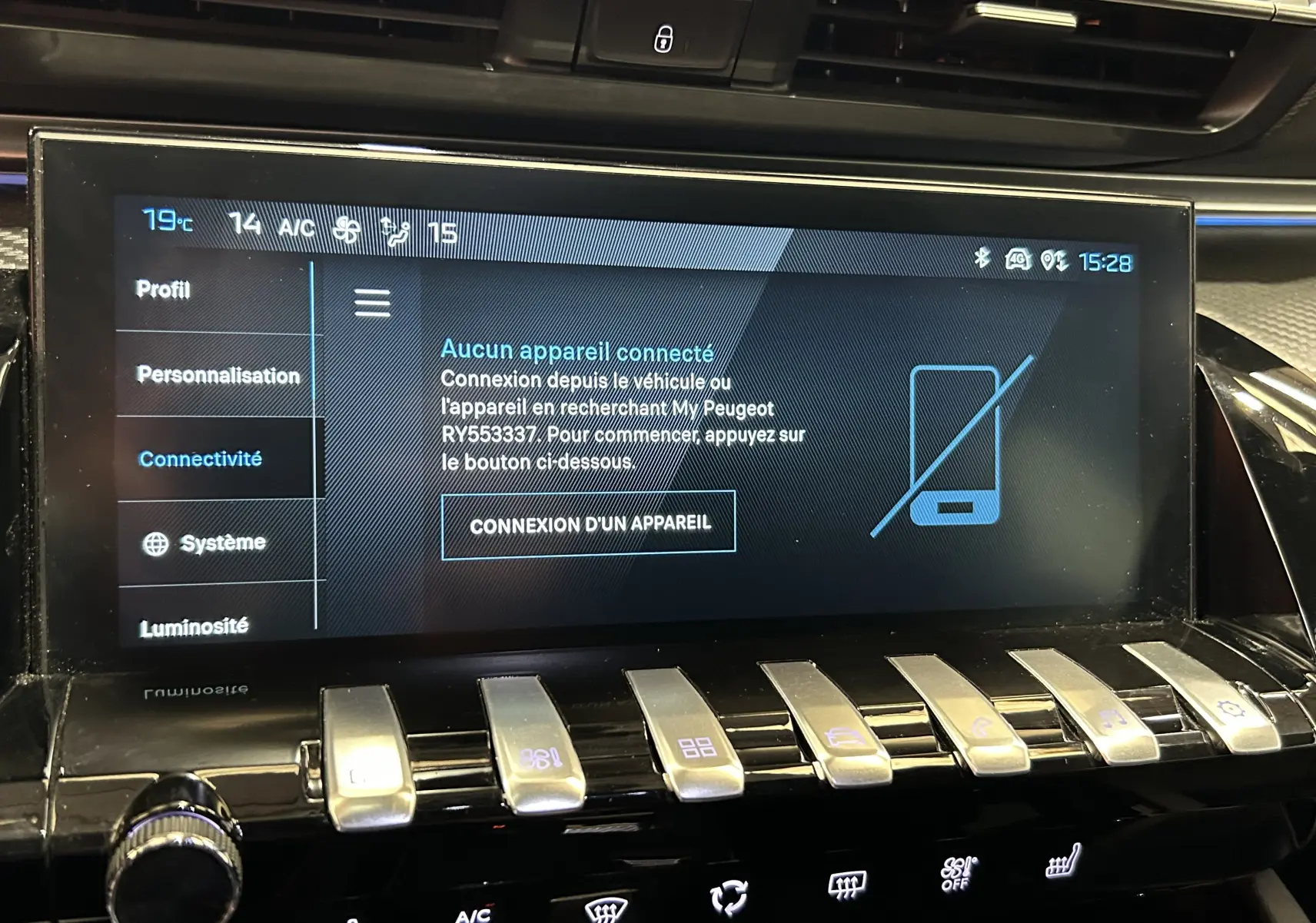 Écran tactile central de la Peugeot 508 SW 2024 affichant le menu connectivité avec boutons piano en dessous.
