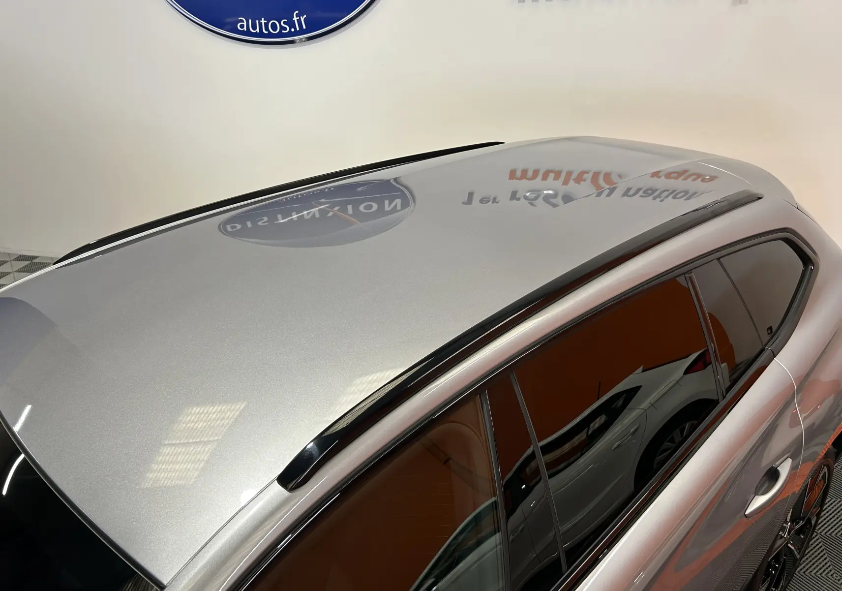 Vue plongeante sur le toit gris artense et les barres de toit noires du Peugeot 508 SW BlueHDi 130 GT 2024.