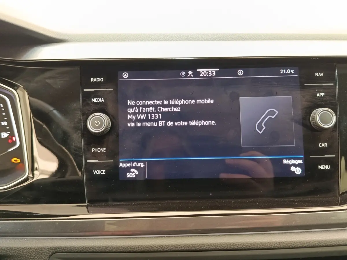Écran tactile central du Volkswagen Taigo gris foncé 2023 affichant un message de connexion Bluetooth.