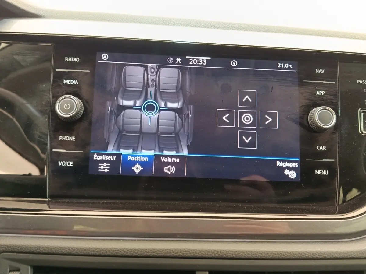 Vue rapprochée de l'écran tactile central du Volkswagen Taigo 2023, affichant le réglage de position sonore.