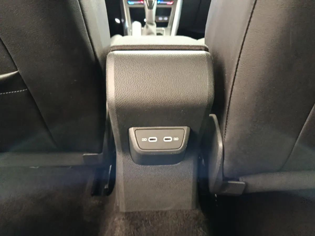 Prise USB arrière vue entre les sièges noirs du Volkswagen Taigo gris foncé 1.5 TSI 150 DSG Style 2023.