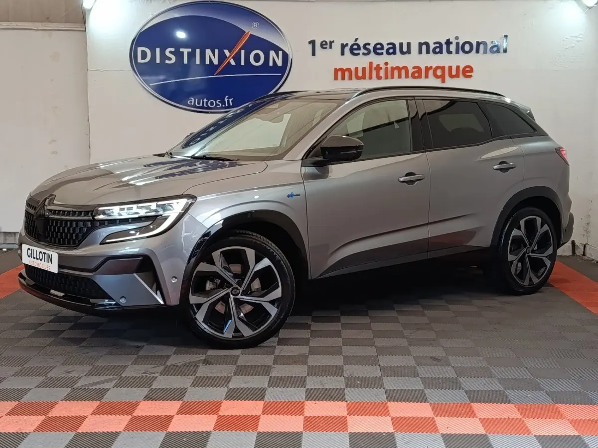 Renault Austral gris clair en vue latérale droite, avec jantes distinctives et calandre moderne éclairée à LED.