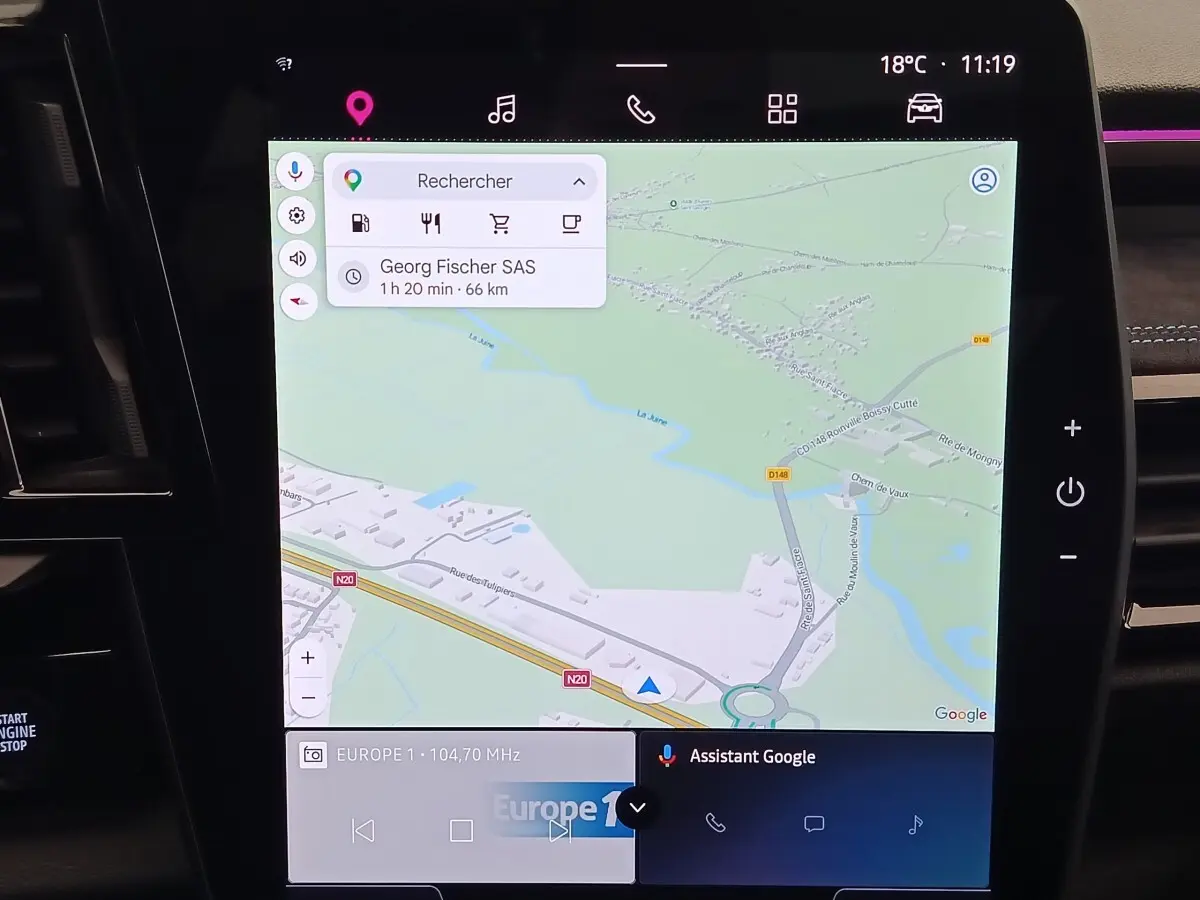 Écran tactile central du tableau de bord du Renault Austral gris clair, affichant la navigation GPS avec interface Google Maps.