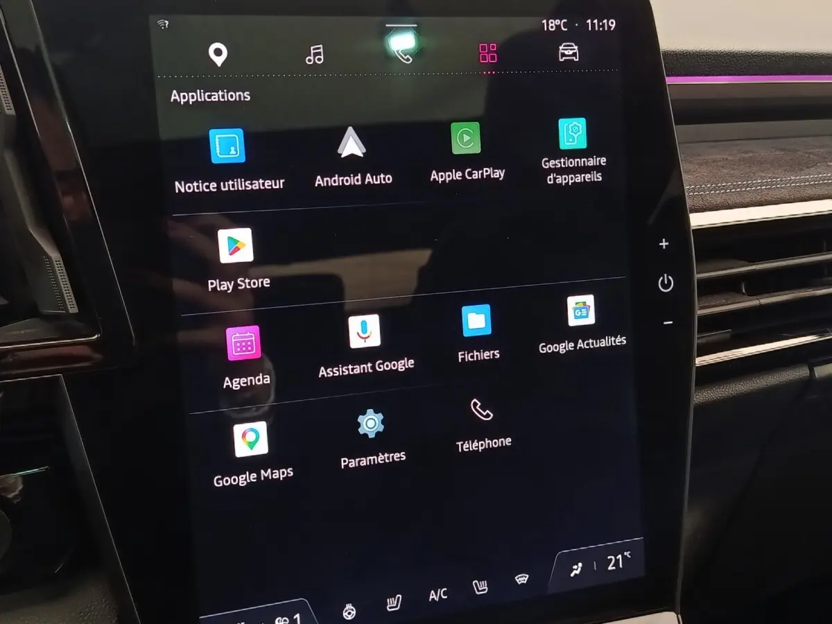 Écran tactile central de la Renault Austral 2024 affichant les applications Android Auto et Apple CarPlay, intérieur noir.