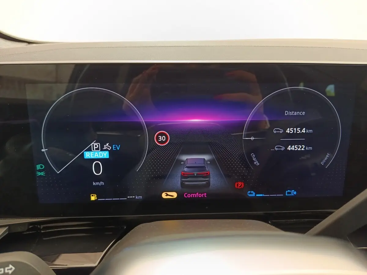 Affichage numérique du combiné d'instruments du Renault Austral gris clair, avec indication mode confort et vitesse zéro.