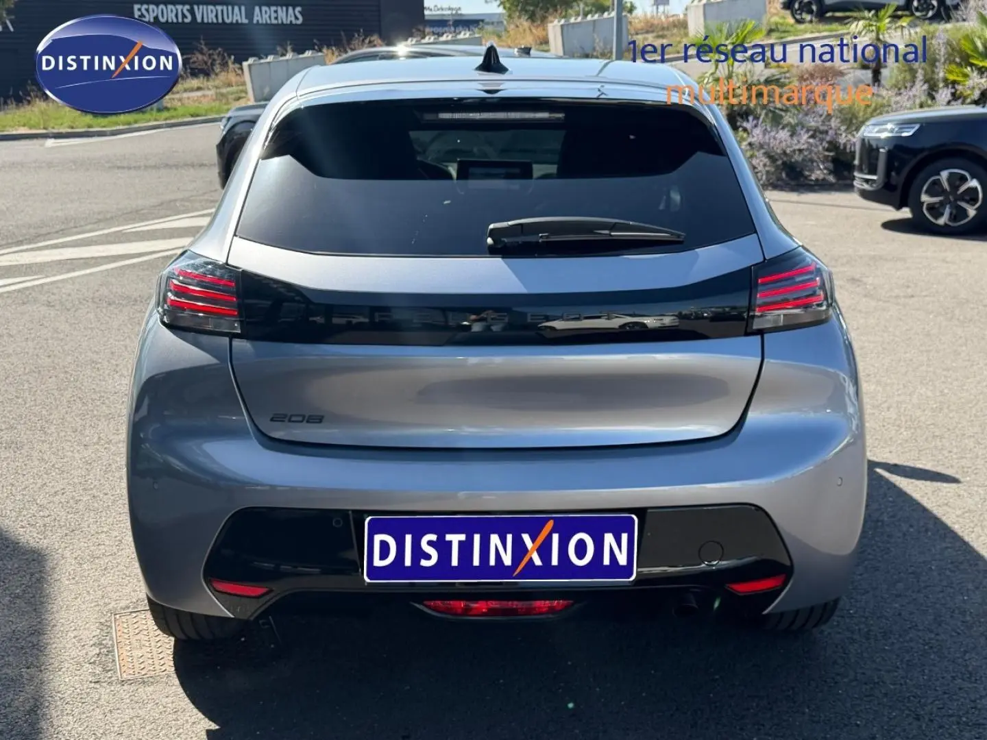 Vue arrière d'une Peugeot 208 1.2 100ch S&S Allure gris Artense avec feux arrière LED et lunette teintée.