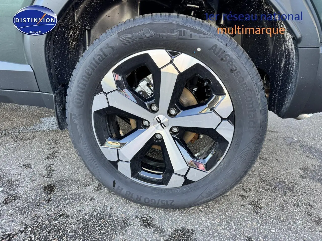 Gros plan sur la jante alu noire et argent du Dacia Duster 2025 vert cèdre, côté arrière droit.