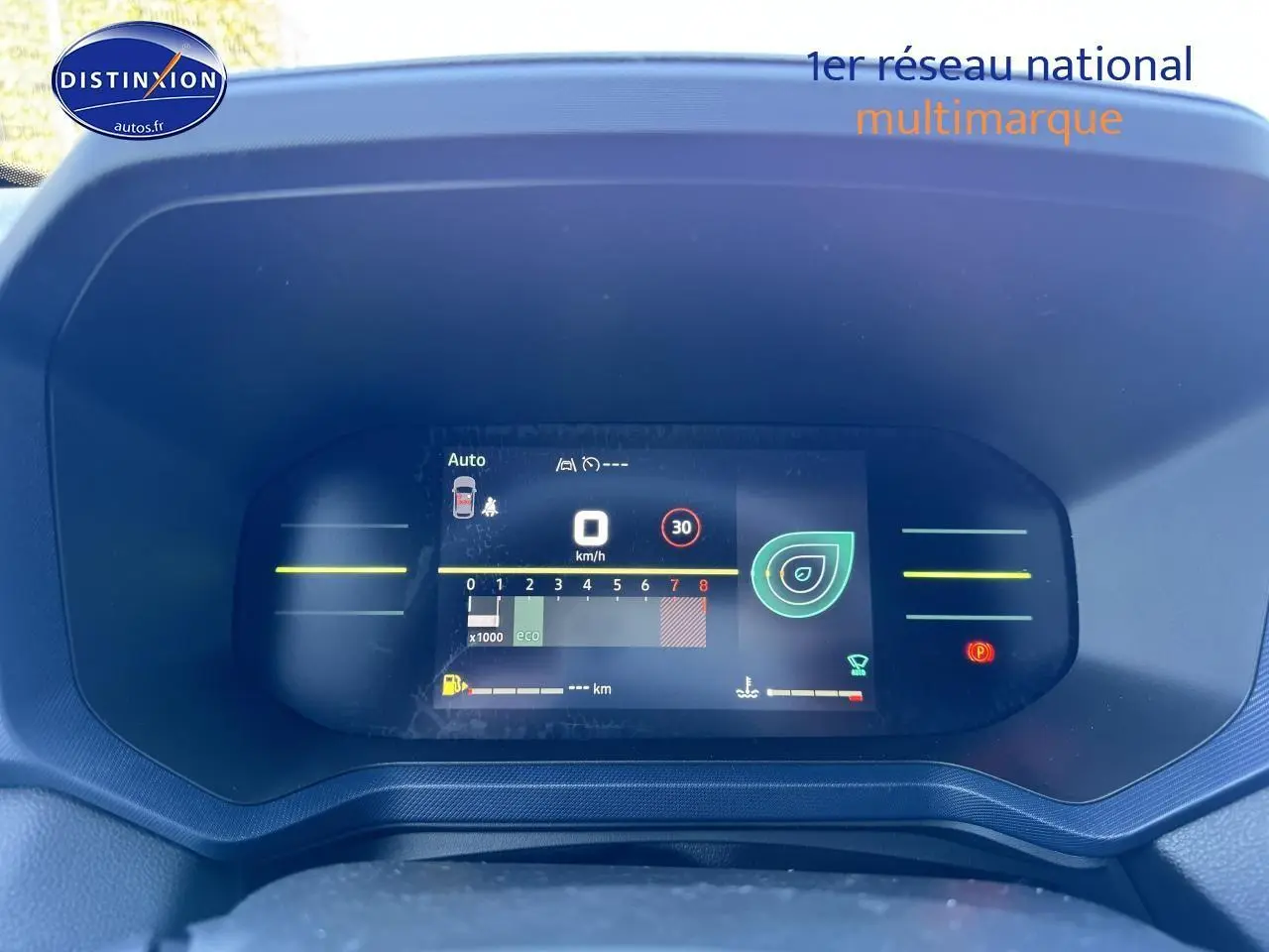 Tableau de bord numérique du Dacia Duster 2025, affichage de vitesse et indicateurs, vue frontale rapprochée.