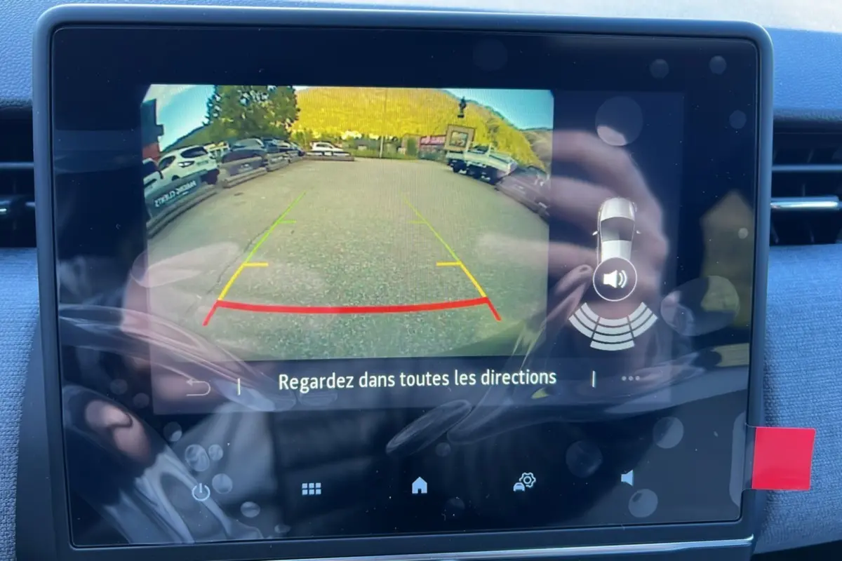Écran de caméra de recul de la Renault Clio DCI 100 Evolution Bleu iron 2025 avec guidage de trajectoire visible.
