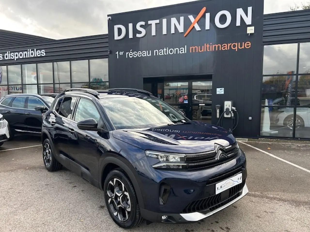 Citroën C5 Aircross bleu Eclipse métal en 3/4 avant, avec calandre noir brillant et jantes diamantées bi-ton.