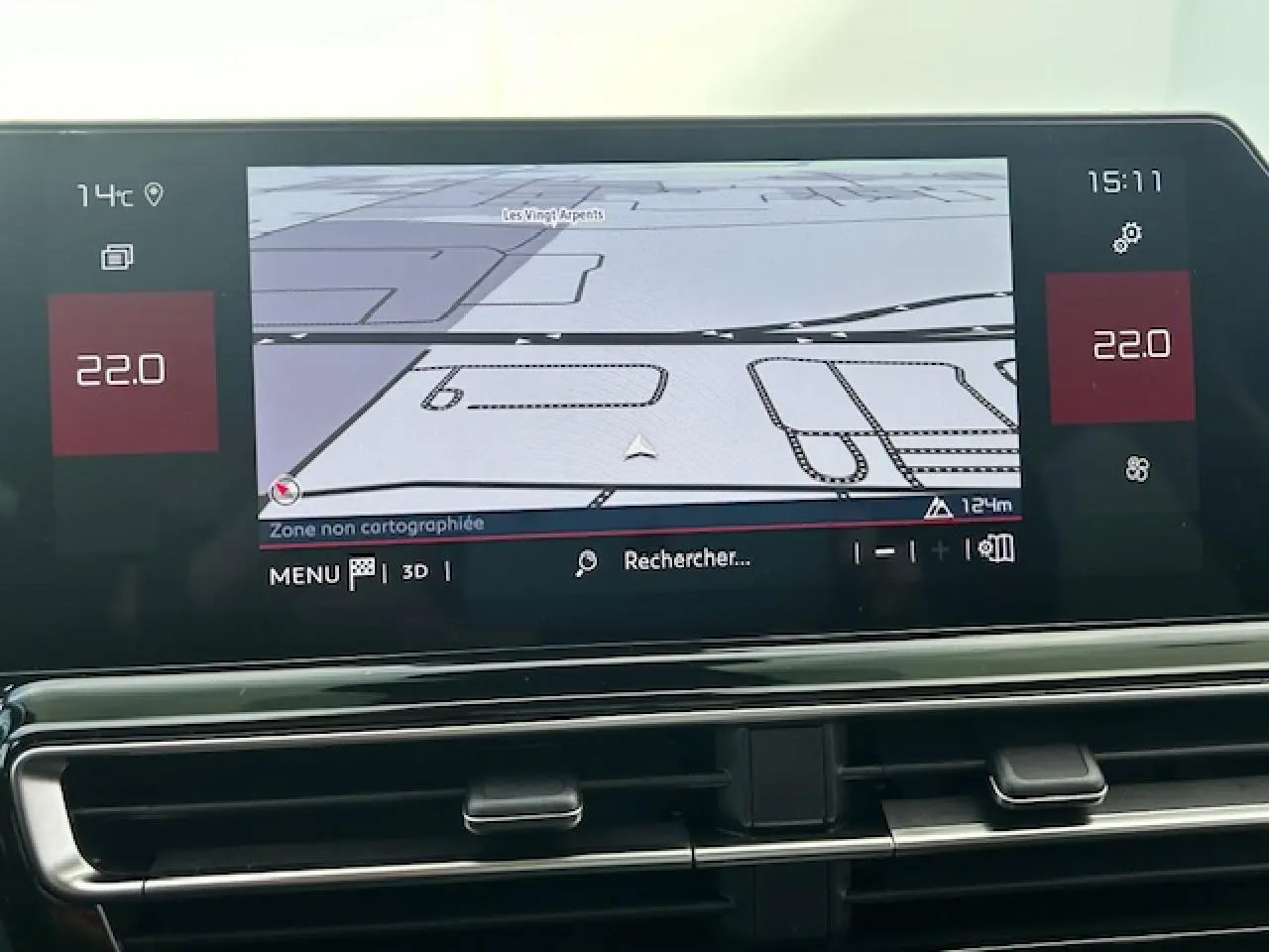 Écran tactile central du tableau de bord du Citroën C5 Aircross 2025 affichant la navigation et la climatisation à 22°C.