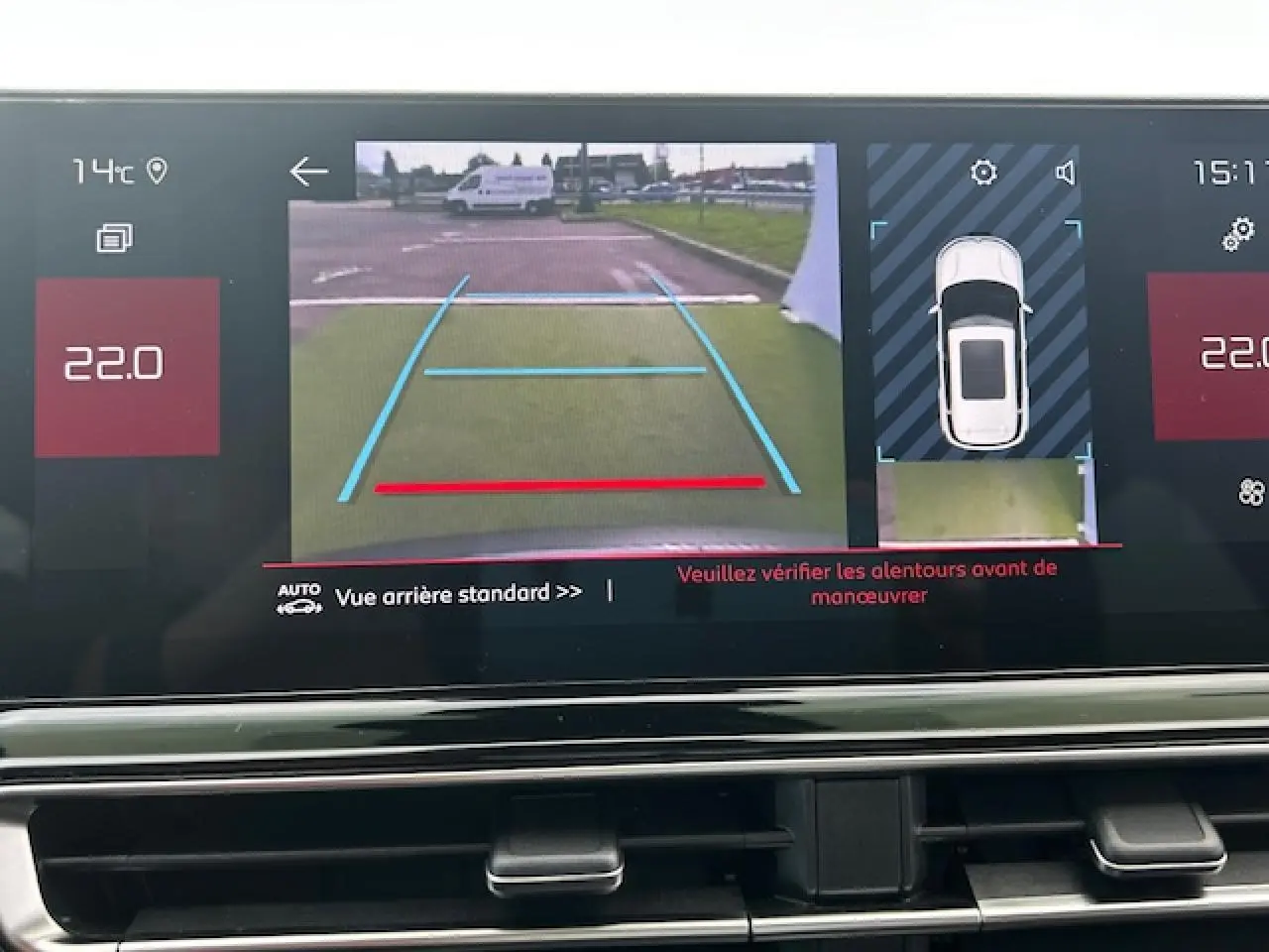 Affichage de la caméra de recul et vue 360° sur l'écran tactile du Citroën C5 Aircross 2025, intérieur moderne.