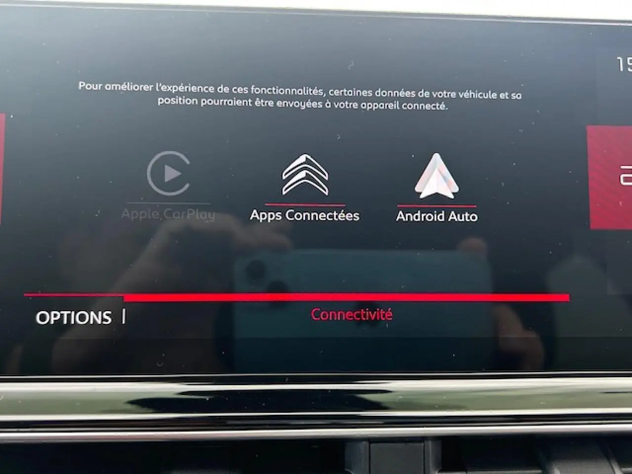 Écran tactile du système de navigation du Citroën C5 Aircross 2025 affichant les options Apple CarPlay et Android Auto.