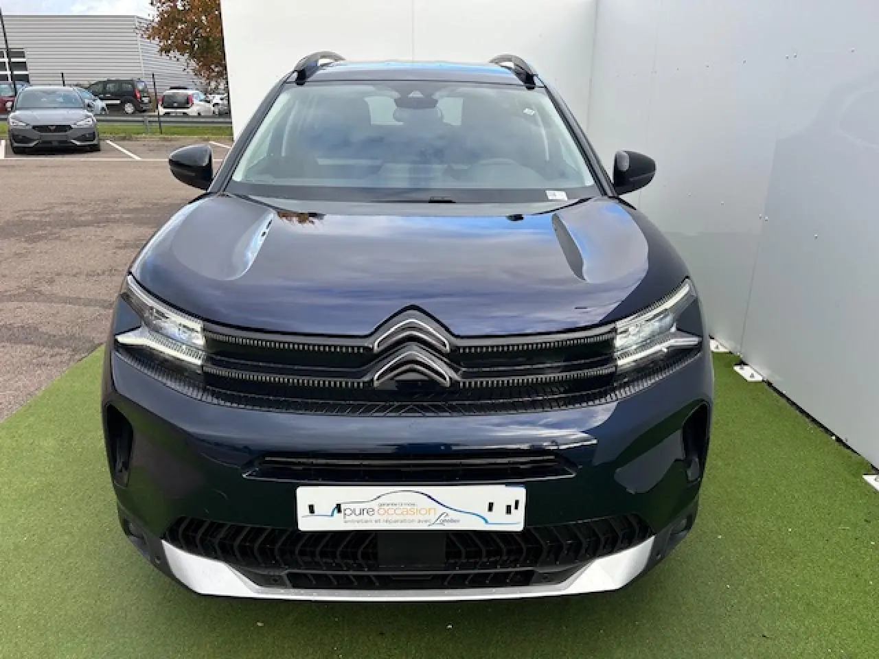 Citroën C5 Aircross bleu Eclipse métal vue de face avec calandre noire brillante et logo double chevron chrome.