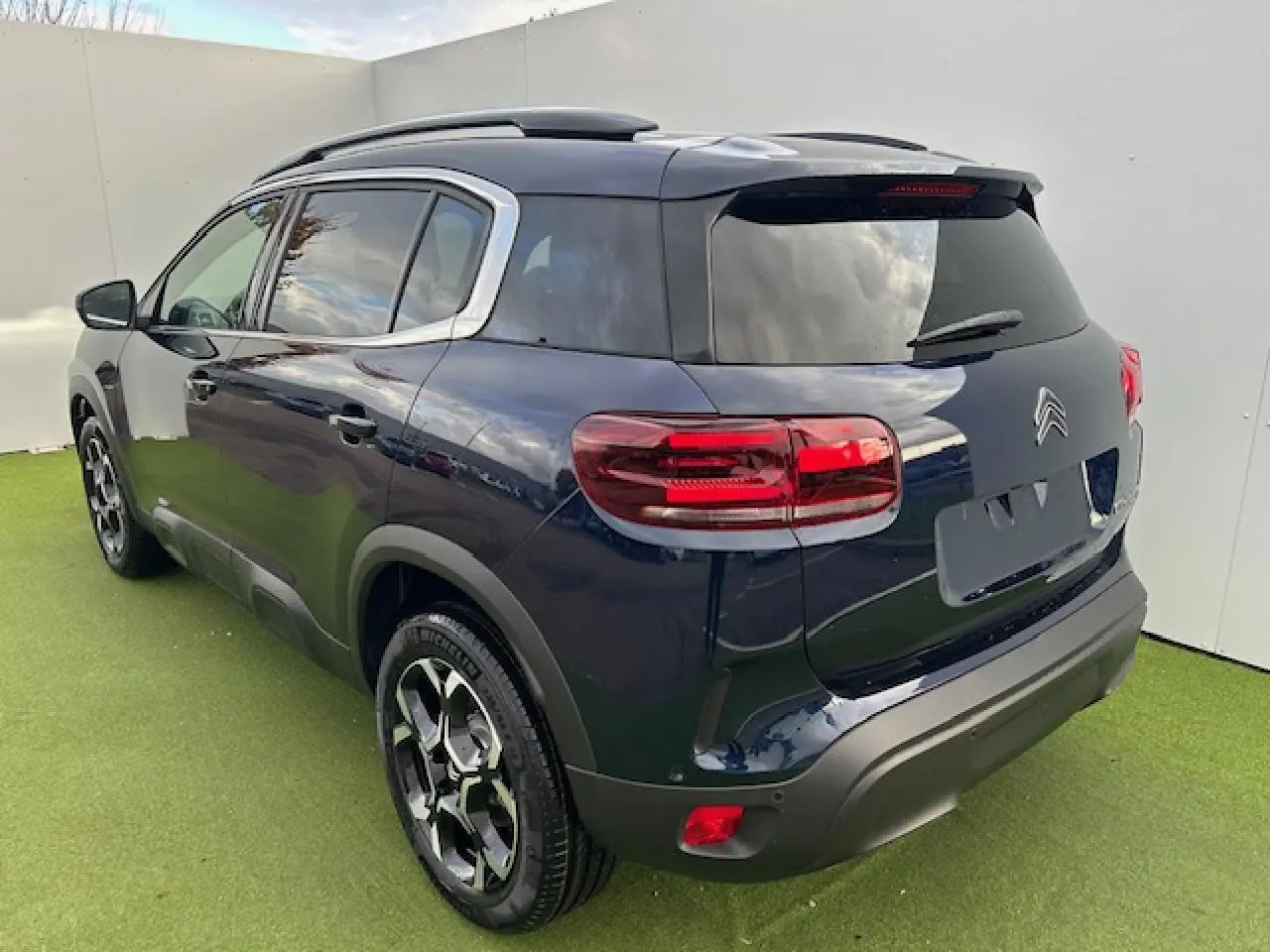Citroën C5 Aircross bleu Eclipse métal vue 3/4 arrière droit avec feux arrière LED et jantes diamantées.