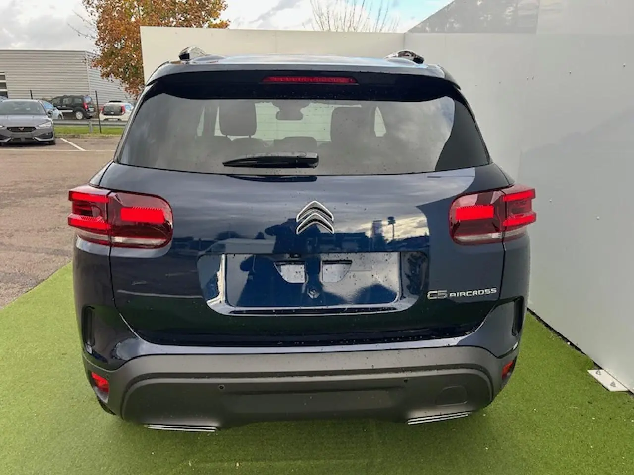 Vue arrière d'un Citroën C5 Aircross bleu Eclipse Métal avec feux arrière LED et double sortie d'échappement chromée.