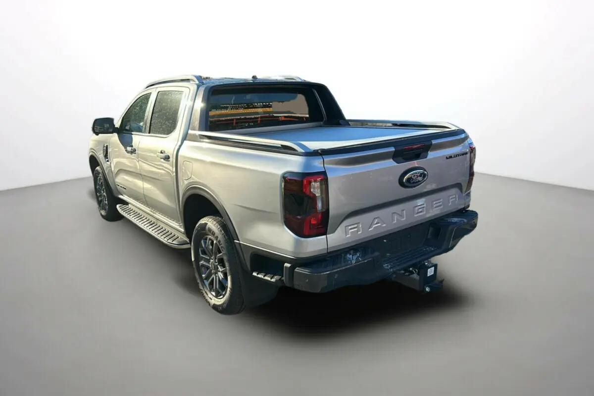 Vue 3/4 arrière droite du Ford Ranger gris iconic avec arceau sport, attelage et jantes alu 18 pouces.