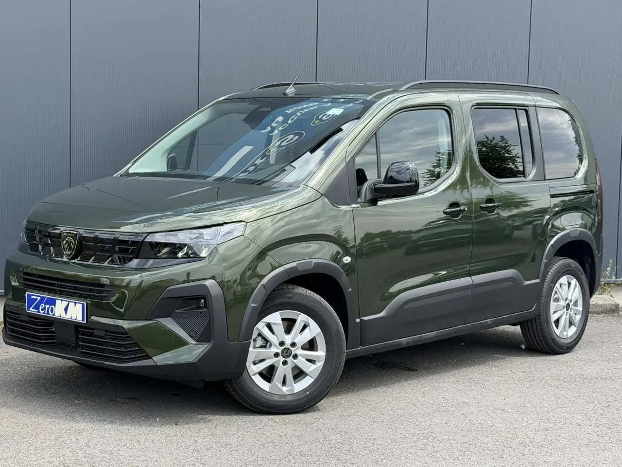 Peugeot Rifter M 1.5 BlueHDI 130 Allure vert Sirkka en 3/4 avant droit, portes coulissantes et jantes alu visibles.