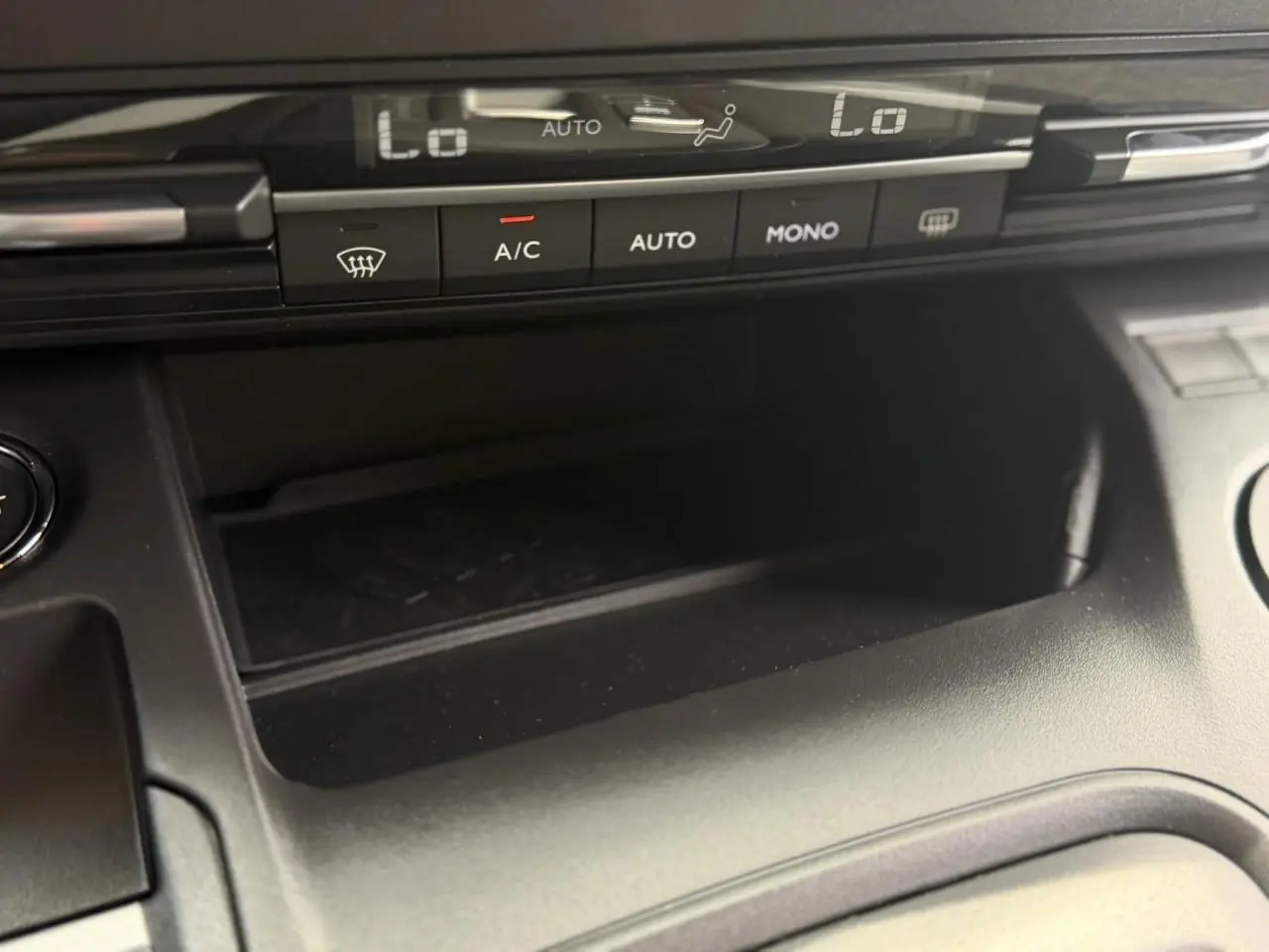 Détail de la console centrale du Peugeot Rifter 2026 montrant les commandes de climatisation automatique bi-zone.