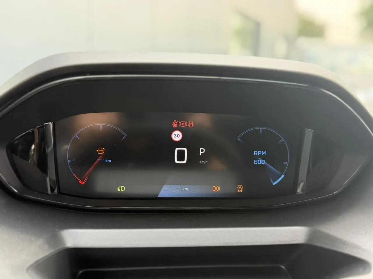 Vue rapprochée du combiné numérique 10 pouces du Peugeot Rifter M 1.5 BlueHDI 130, affichage digital en veille.