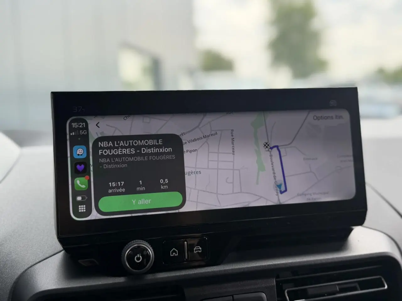 Écran tactile 10 pouces du Peugeot Rifter 2026 affichant la navigation GPS avec interface smartphone intégrée.