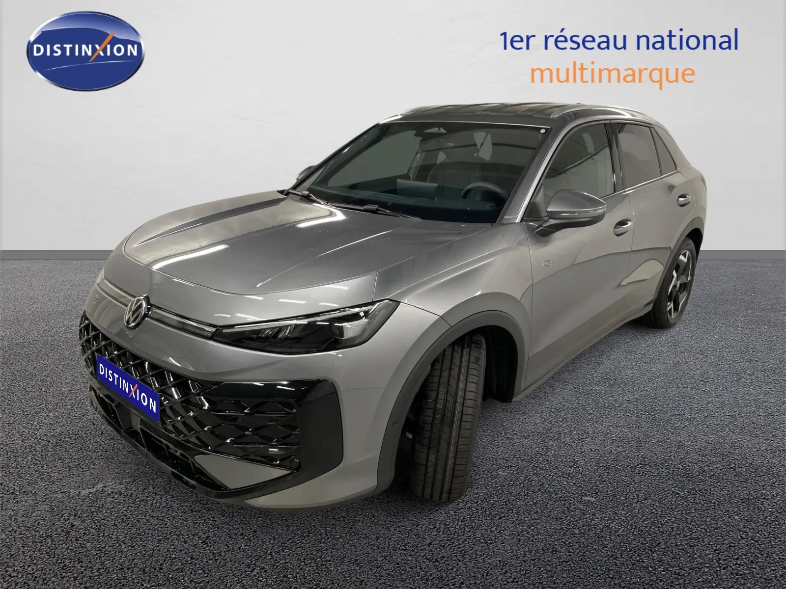 Volkswagen T-Roc gris loup en 3/4 avant droit, avec jantes 18'' Coventry et vitres arrière surteintées.