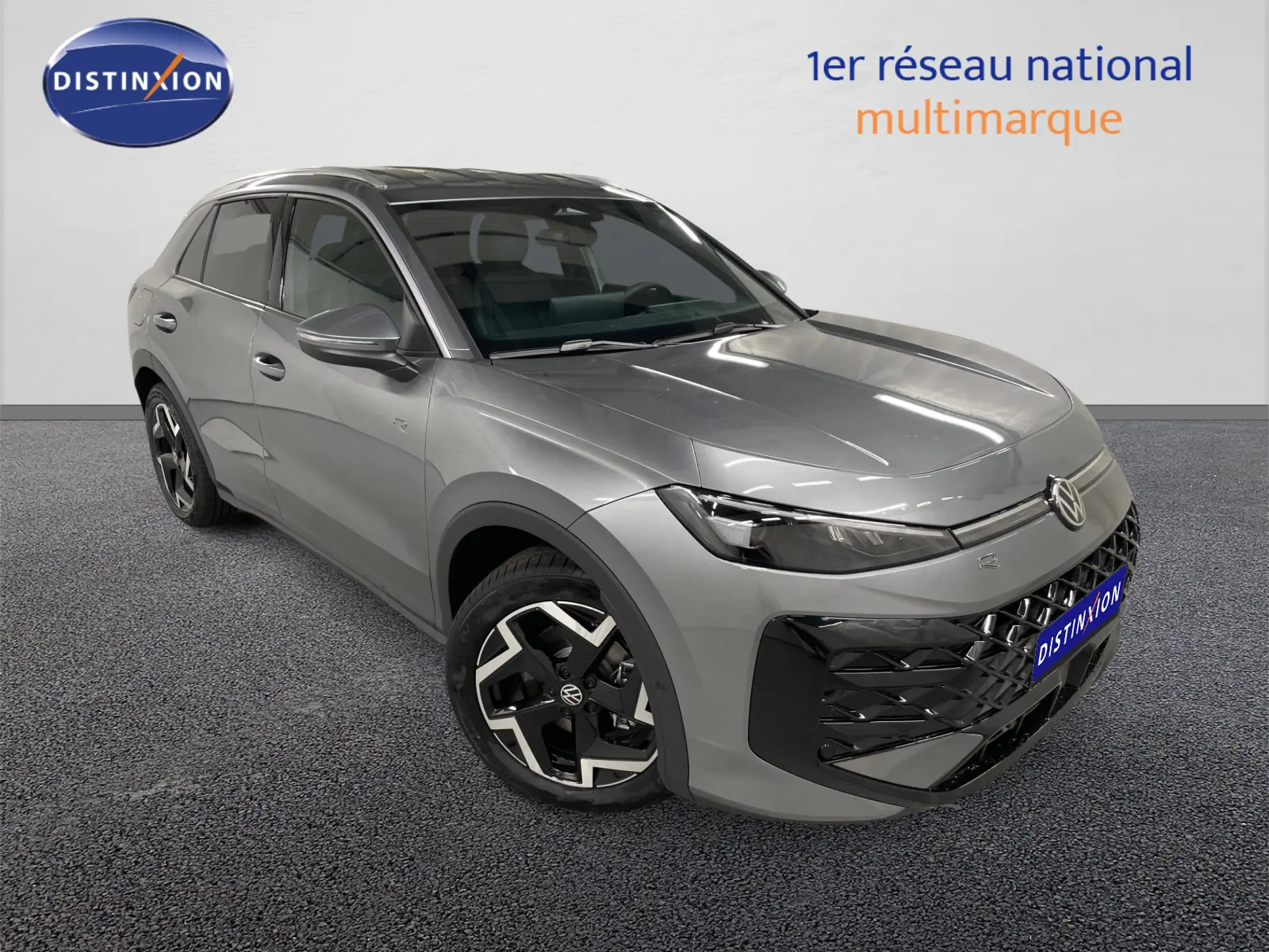Volkswagen T-Roc gris Loup en 3/4 avant droit, avec jantes 18'' et calandre R-Line distinctive.
