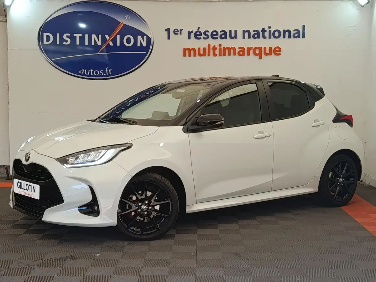 Toyota Yaris Hybride 116h Collection blanc vue de profil droit, toit noir et jantes noires distinctives.