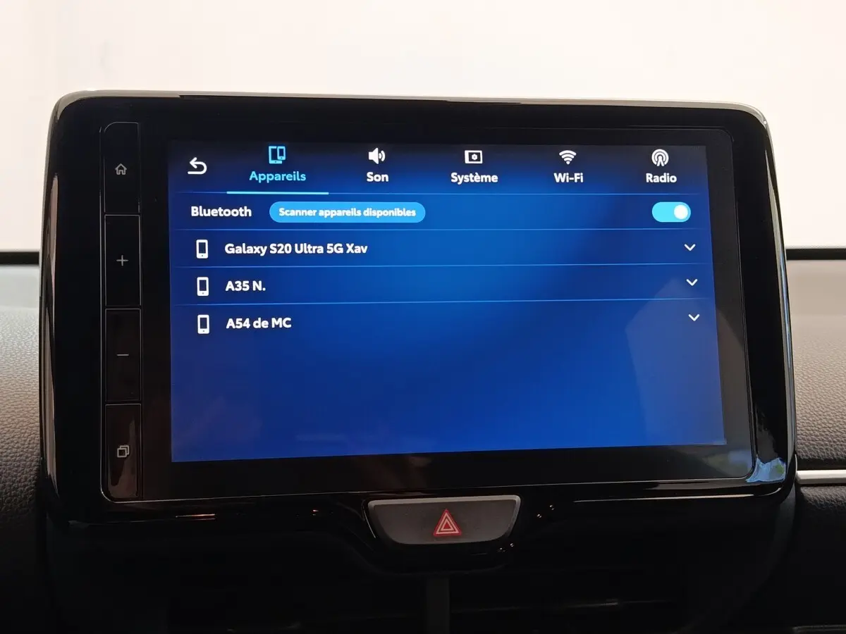 Écran tactile central affichant les options Bluetooth dans l’habitacle d’une Toyota Yaris hybride blanche.