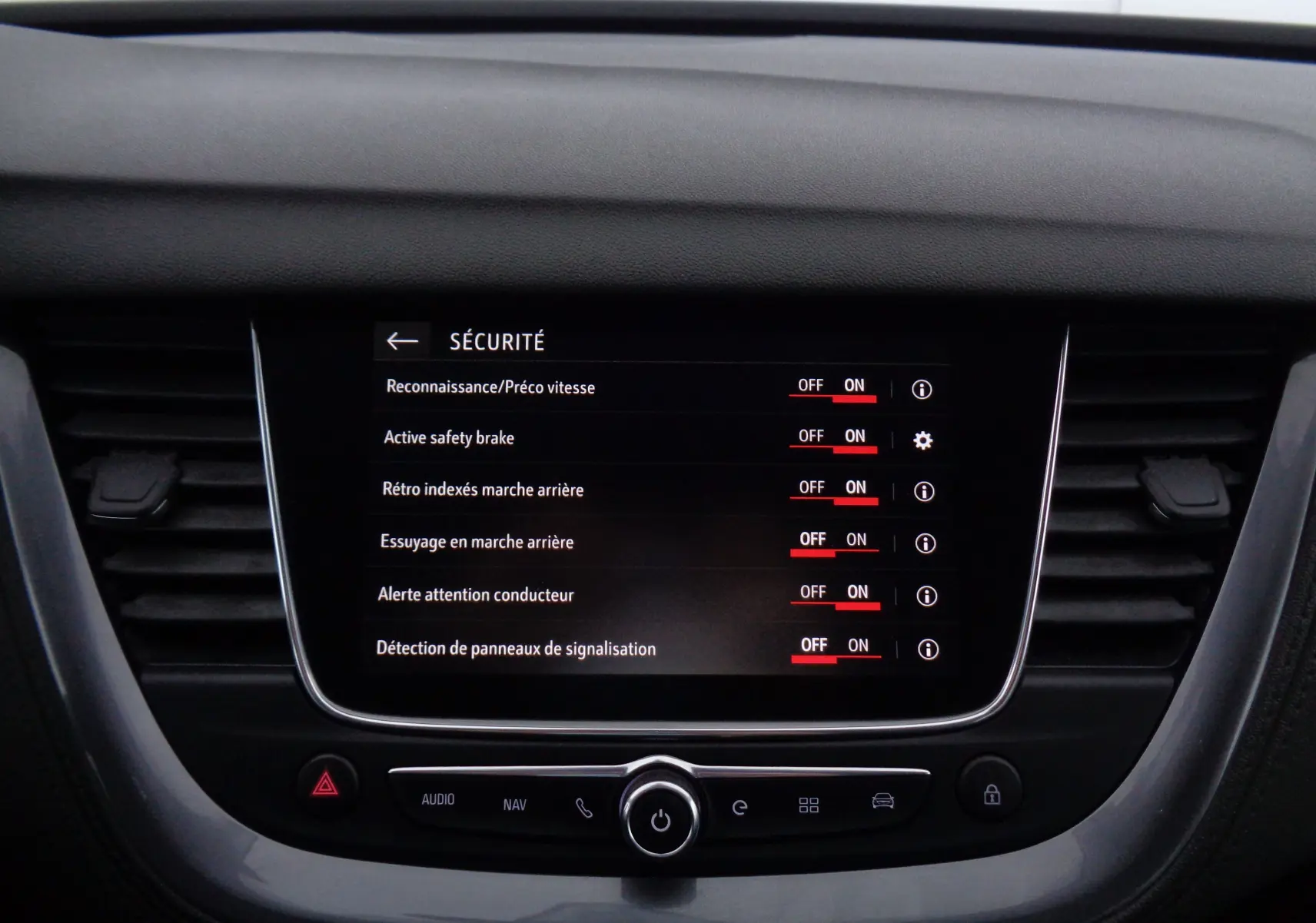 Écran tactile central de l'Opel Grandland X blanc perle, affichant les réglages de sécurité du véhicule.