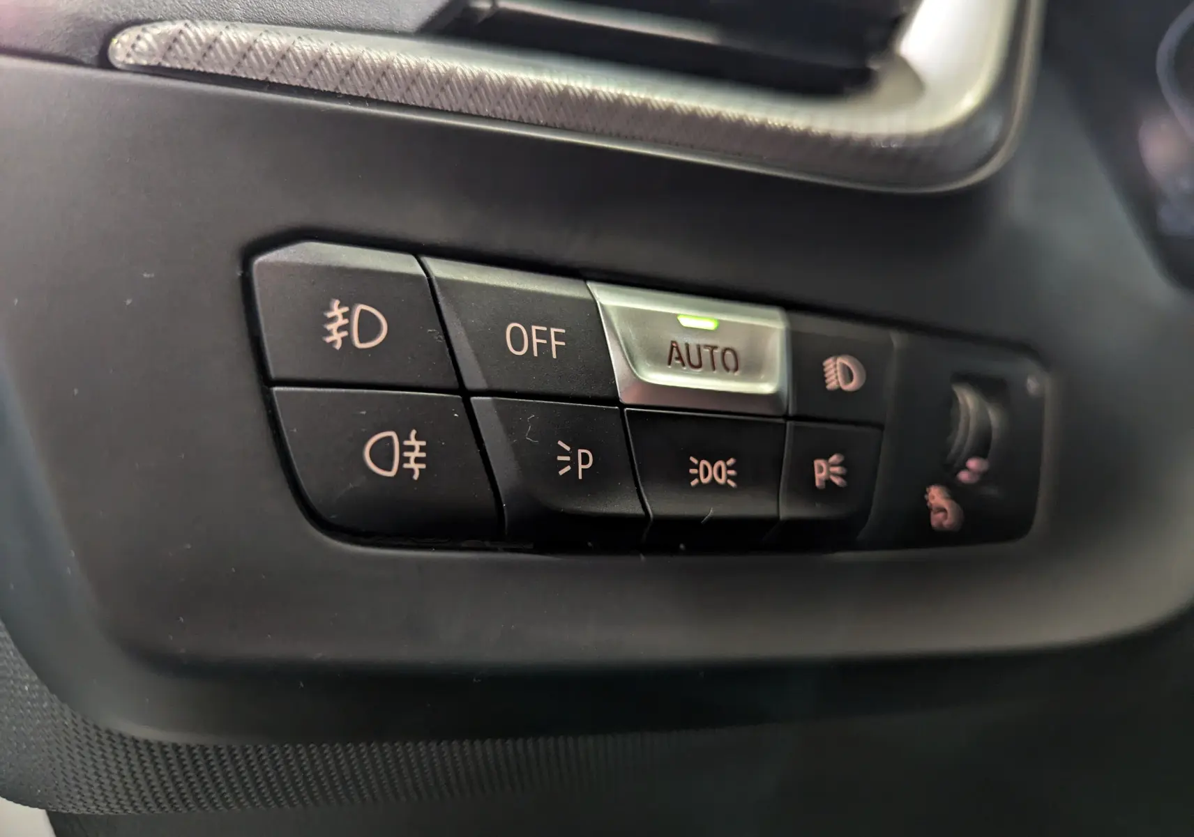 Panneau de commandes d'éclairage intérieur noir avec bouton auto allumé sur BMW Série 1 F40 blanc alpin 2023.