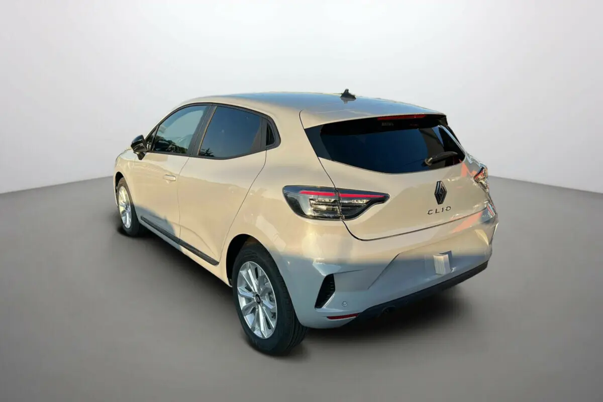 Renault Clio DCI 100 Evolution Camera 2025 gris rafale vue 3/4 arrière côté gauche avec feux arrière LED.