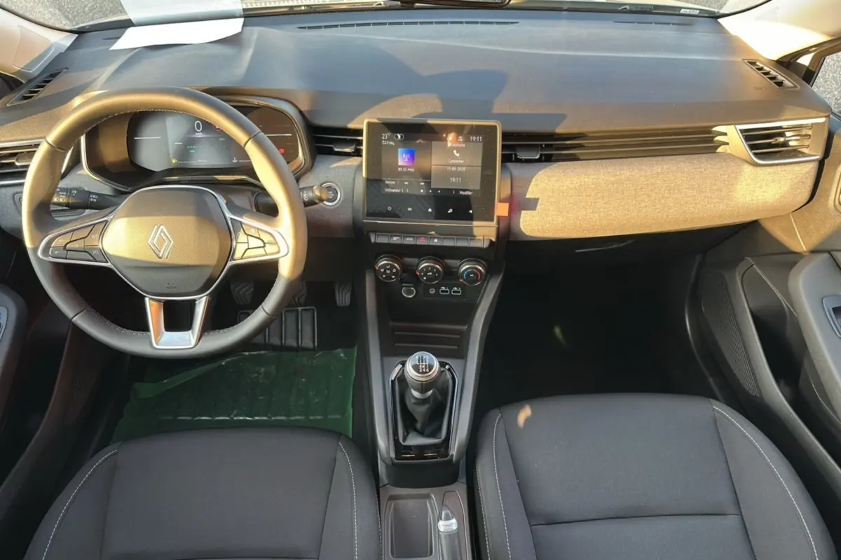 Intérieur de la Renault Clio DCI 100 Evolution Camera 2025, vue de dessus sur le tableau de bord et la boîte manuelle.