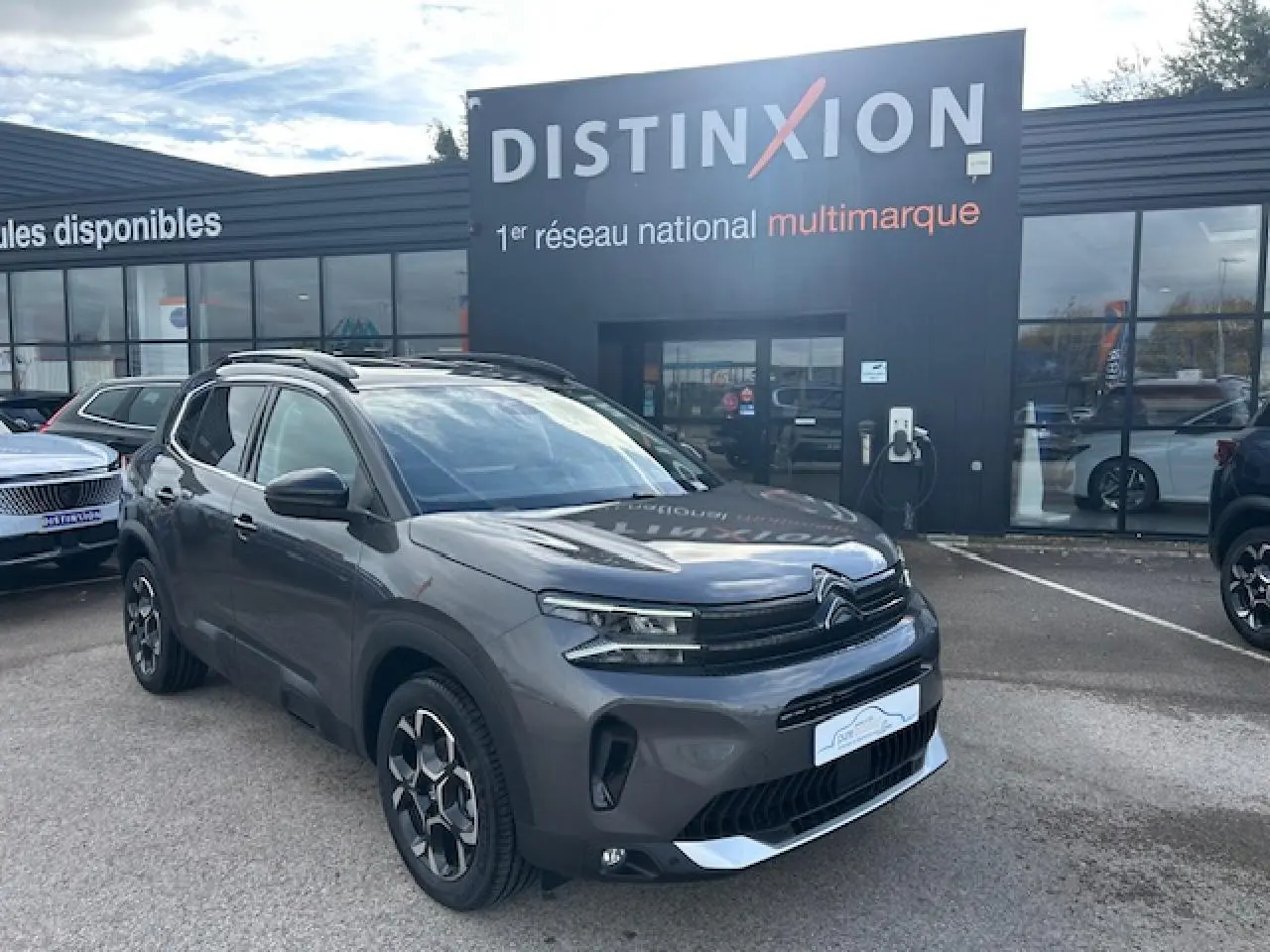 Citroën C5 Aircross gris platinium métal en 3/4 avant droit avec calandre noir brillant et jantes diamantées.