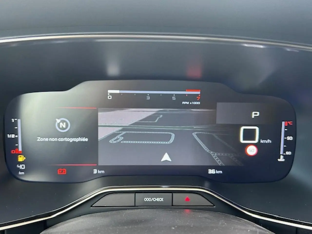 Affichage numérique du combiné de bord du Citroën C5 Aircross 2025, avec navigation et indicateurs de vitesse et température.