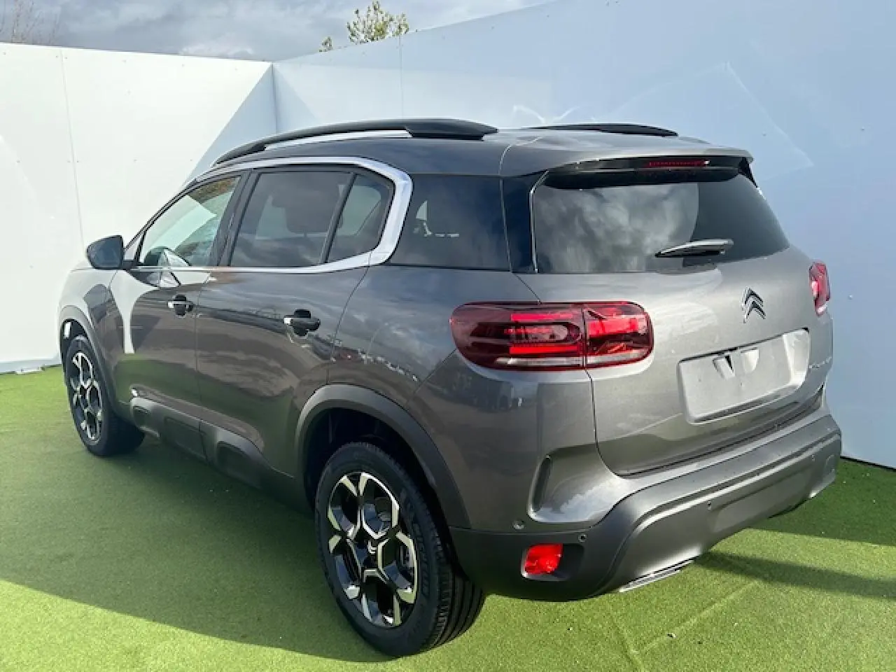 Citroën C5 Aircross gris platinium métal en 3/4 arrière droit avec jantes alliage bi-ton et toit noir brillant.