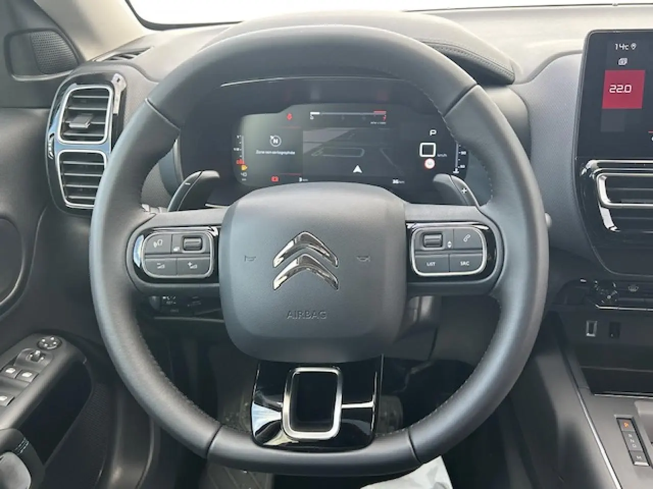 Volant cuir noir avec commandes intégrées et combiné numérique 12,3 pouces dans l'habitacle du Citroën C5 Aircross 2025.
