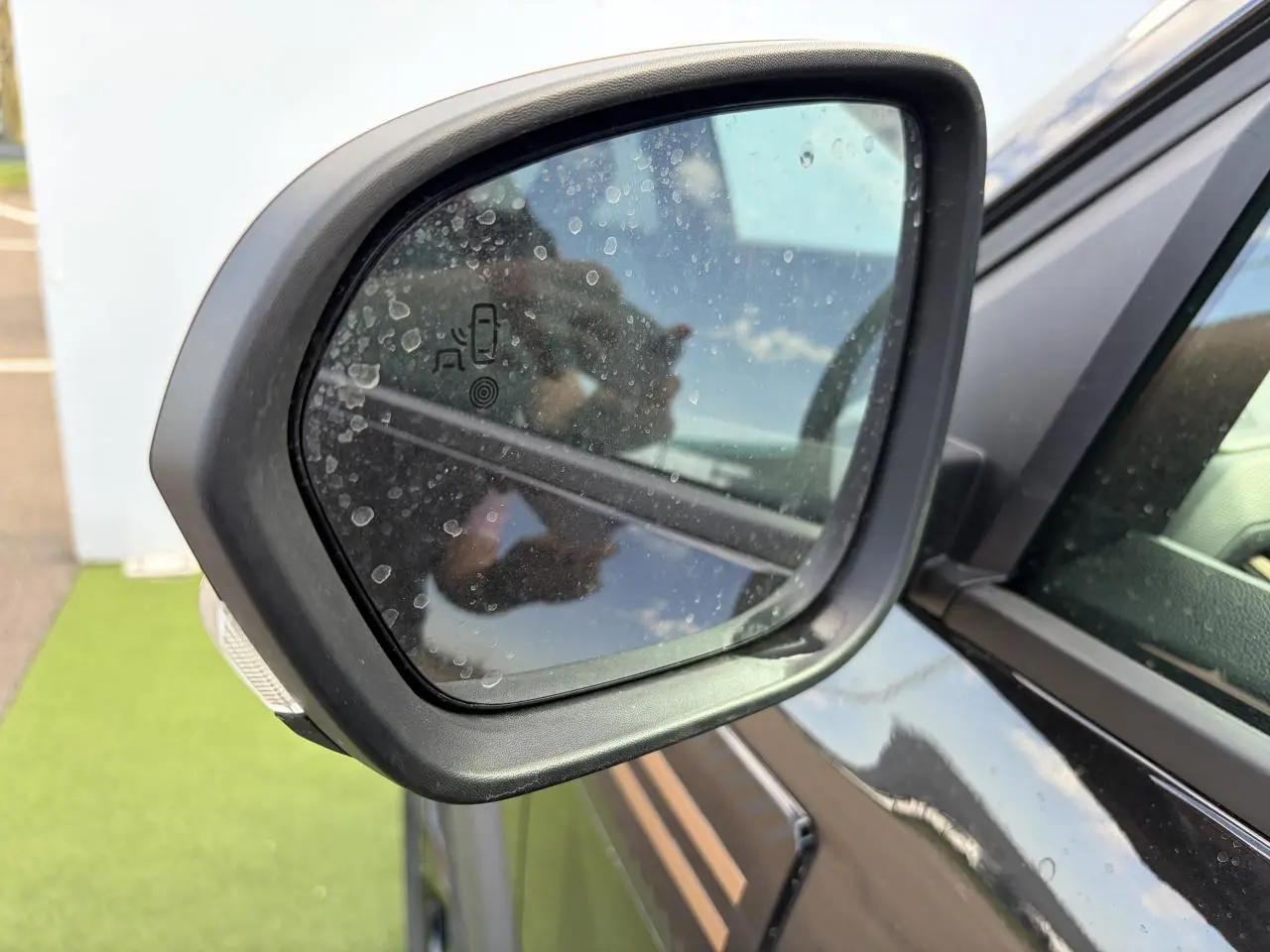 Rétroviseur extérieur gauche noir nacré de Dacia Bigster 2026 avec détection d'angles morts visible.