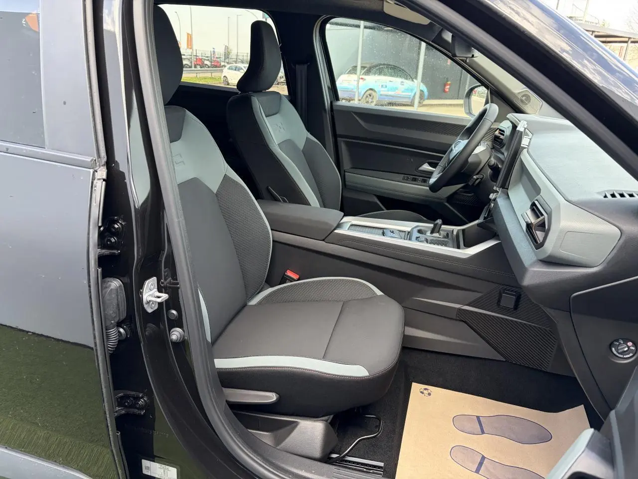 Intérieur côté conducteur d’un Dacia Bigster noir, montrant les sièges Extreme TEP MicroCloud et la console centrale moderne.