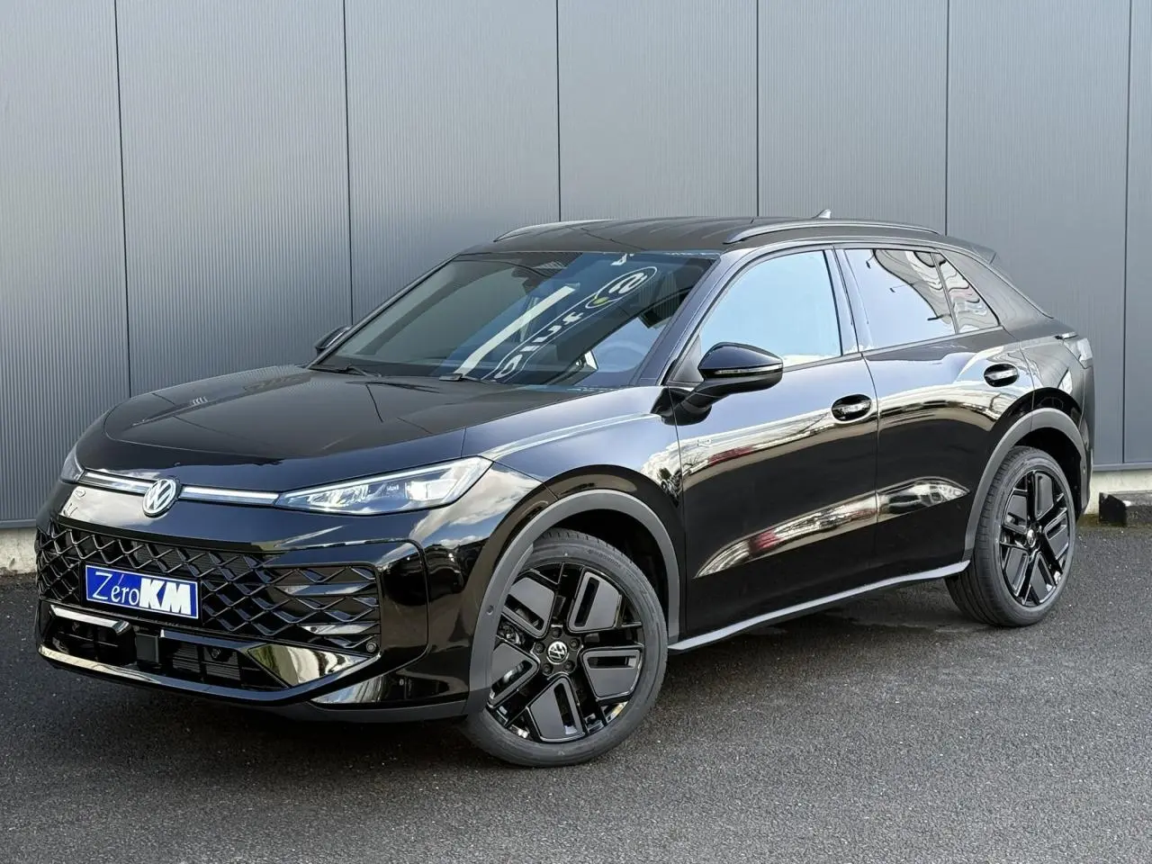 Volkswagen T-Roc 2026 noir ébène en 3/4 avant droit avec jantes noires et hayon électrique visible.